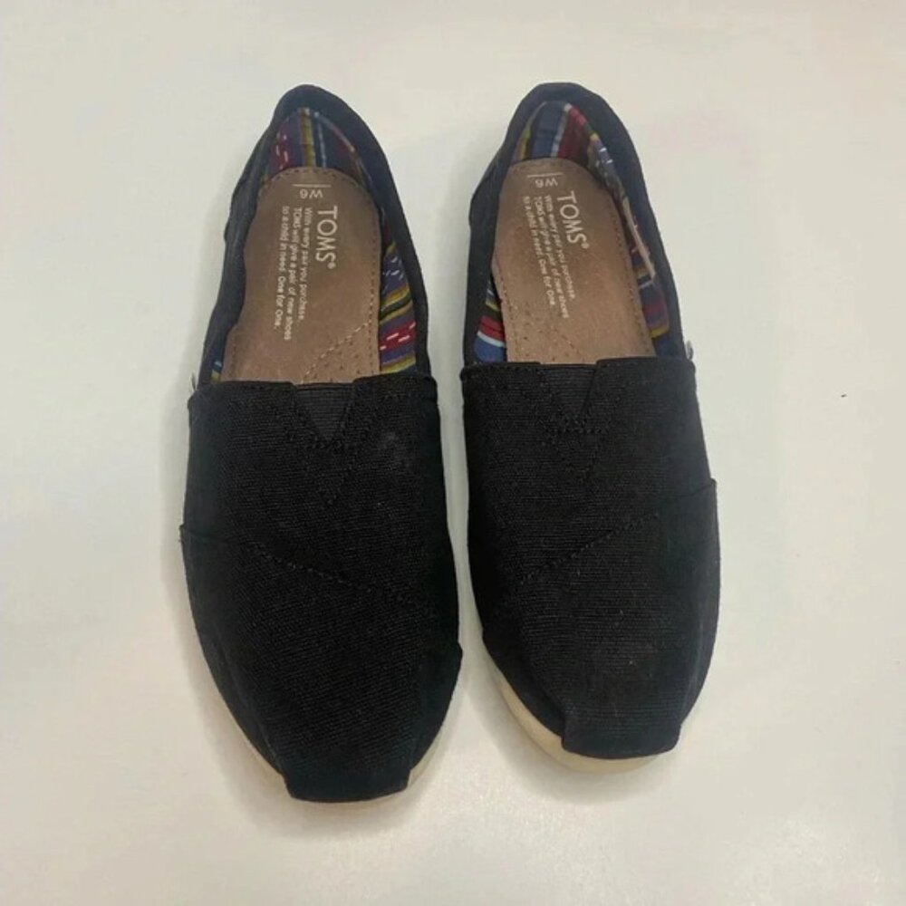 TomsBlack closed toed flats Size 6W